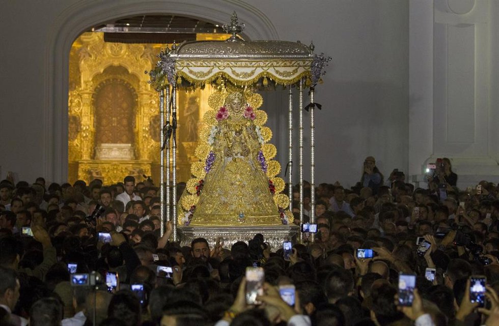 Archivo - Rocío 2019. Salto de la Reja Virgen del Rocío. Inicio Procesión de la Virgen. (Foto de archivo).