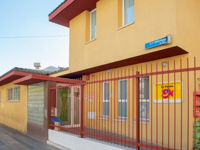Archivo - Entrada de la escuela infantil La Piraña, en el barrio zaragozano de Las Fuentes.