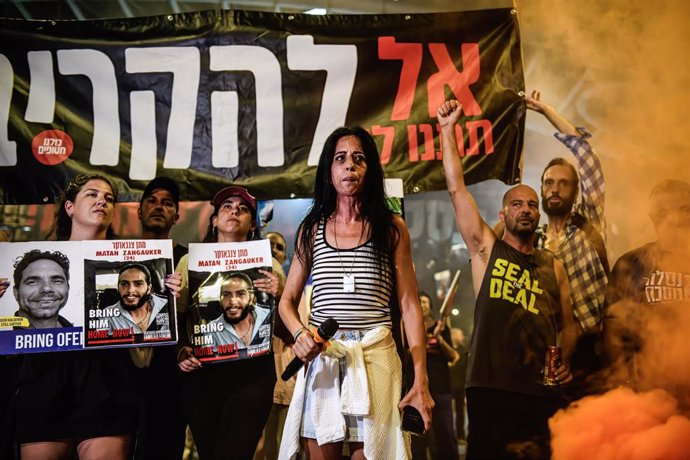 Archivo - August 15, 2024, Tel Aviv, Israel: Einav Zangauker, mother of Israeli hostage Matan Zangauker gives a speech, the sign in the back that says: 'Don't let him sacrifice them!'. Israelis demonstrated with the hostageís families against Prime Minist