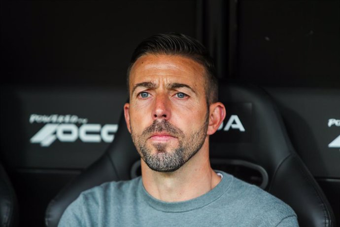 Archivo - Luis Garcia, head coach of Espanyol, looks on during the spanish league, La Liga Santander, football match played between Valencia CF and RCD Espanyol at Mestalla stadium on May 28, 2023, in Valencia, Spain.