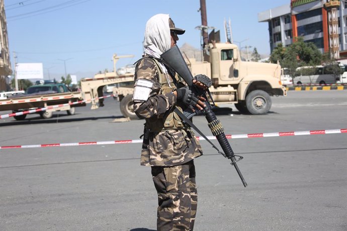Archivo - KABUL, June 30, 2022  -- Taliban members stand guard near the conference venue of the Loya Jirga in Kabul, Afghanistan, June 30, 2022. The much-awaited Loya Jirga or grand assembly of religious scholars and elders opened in Afghanistan's capital