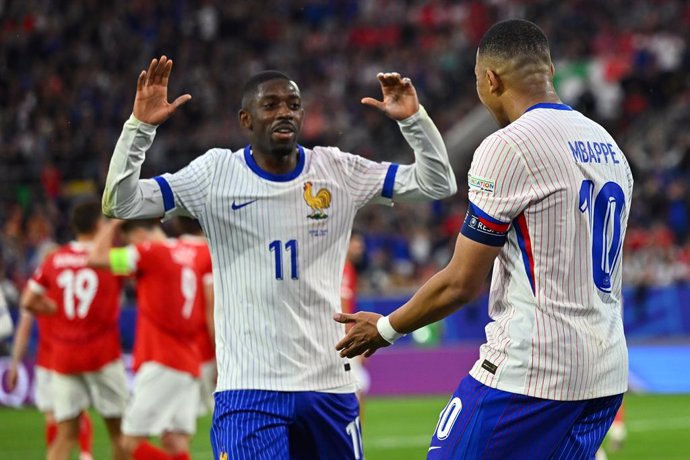 Archivo - 17 June 2024, North Rhine-Westphalia, Duesseldorf: France's Ousmane Dembele (L) and Kylian Mbappe celebrate their side's first goal of the game during the UEFA Euro 2024 Group D soccer match between Austria and France at the Duesseldorf Arena. P