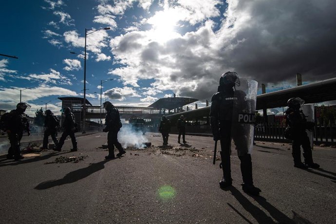 Manifestantes se enfrentan contra la Policía colombiana en las movilizaciones a favor de la consulta popular de Gustavo Petro 