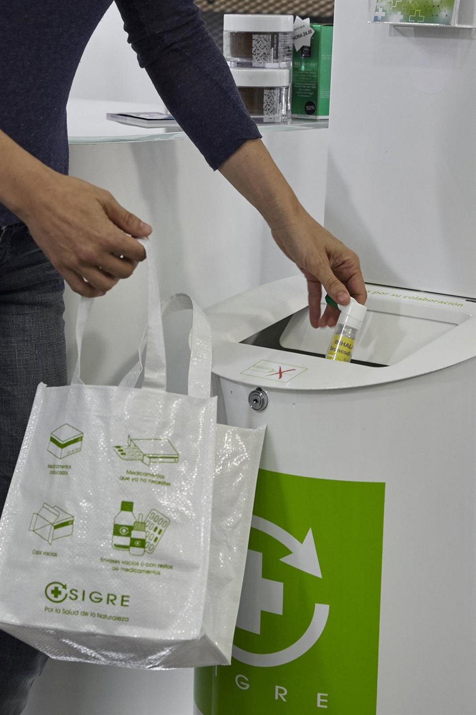 Archivo - Punto de reciclaje de medicamentos en una farmacia.