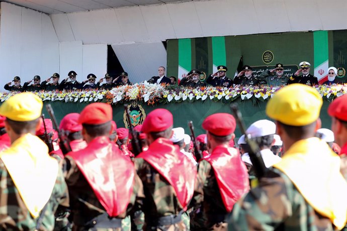 Archivo - April 18, 2025, Tehran, Iran: Iranian President MASOUD PEZESHKIAN (C) attends the annual Army Day celebration in front of the shrine of the late revolutionary founder Ayatollah Khomeini, southern Tehran. High-ranking officials from Iran and the 