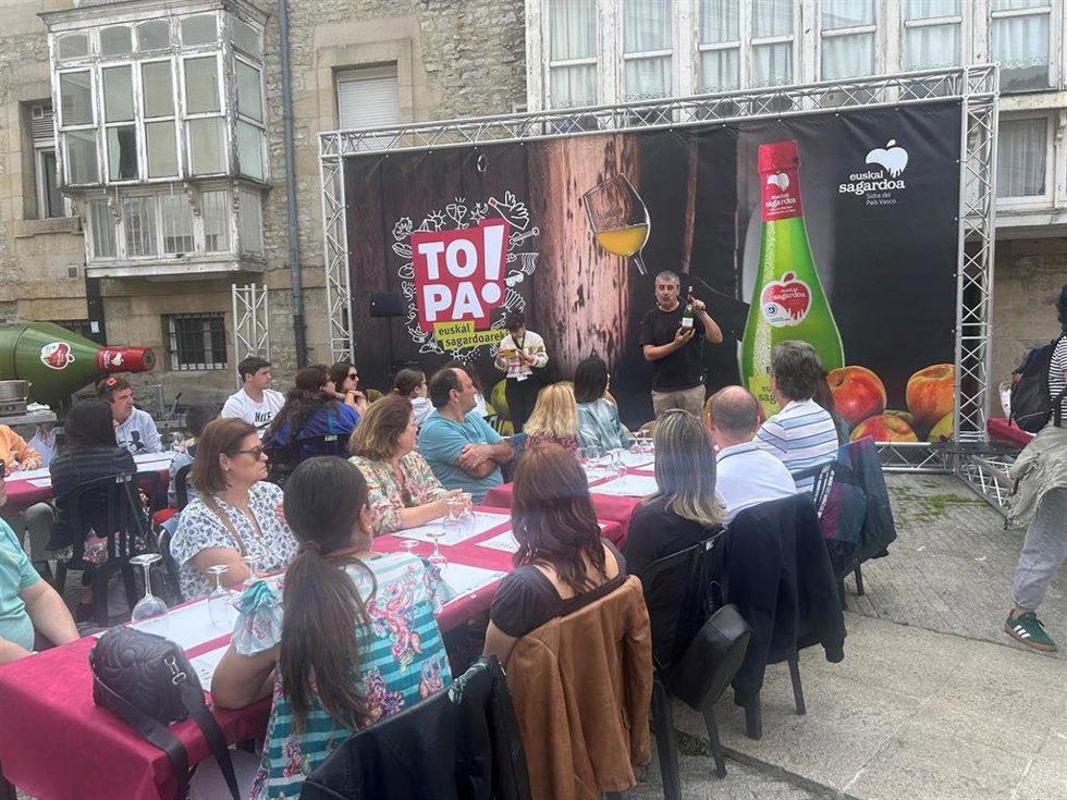 Imagen del "Sagardo Eguna", dedicado a  la sidra vasca y la gastronomía local, celebrado en Vitoria