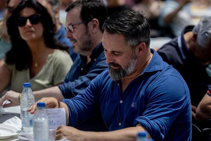El presidente de Vox, Santiago Abascal (d), y el presidente de Vox en Madrid, José Antonio Fúster (c), durante una comida con afiliados y simpatizantes de Vox, en El Jardín de la Chalota, a 1 de junio de 2025, en Navalagamella, Madrid (España).