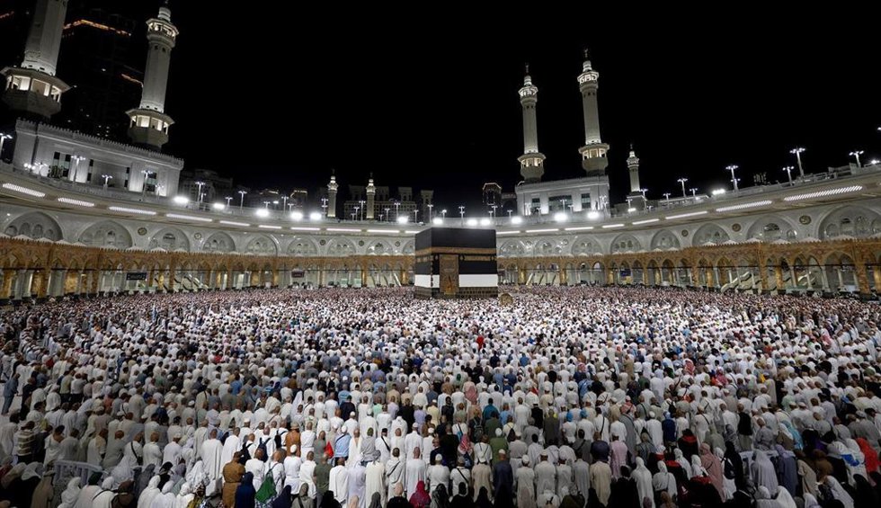 Musulmanes rezan en torno a la Kaaba, en la Gran Mezquita de La Meca, con motivo del Eid al Adha