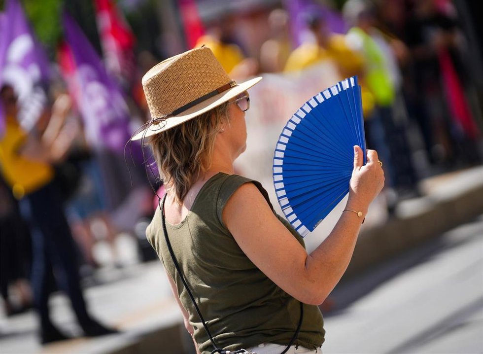 Una mujer utiliza un abanico para refrescarse. A 28 de mayo de 2025 en Sevilla. 