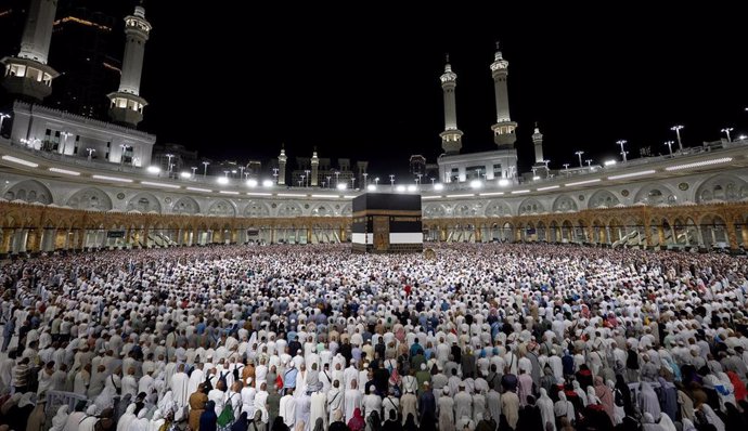 Musulmanes rezan en torno a la Kaaba, en la Gran Mezquita de La Meca, con motivo del Eid al Adha