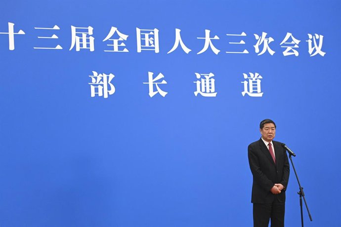 Archivo - BEIJING, 22 de maio de 2020 He Lifeng, chefe da Comissão Nacional de Desenvolvimento e Reforma, é entrevistado por meio de um link de vídeo após a reunião de abertura da terceira sessão do 13º Congresso Nacional do Povo (NPC) em Pequim, capital 
