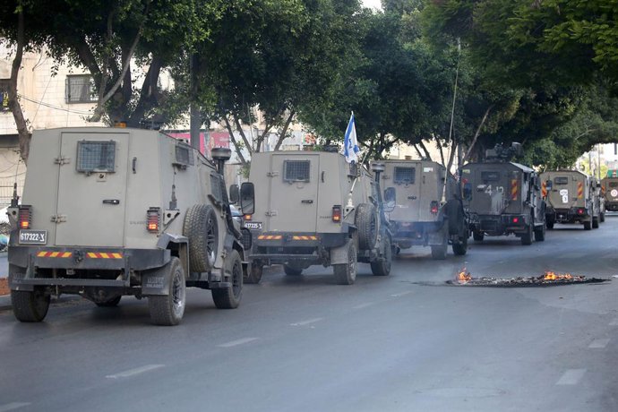 29 de maio de 2025, Territórios Palestinos, Nablus: Soldados israelenses são posicionados durante uma operação militar na cidade de Nablus, na Cisjordânia, em 29 de maio de 2025. Pelo menos 10 palestinos ficaram feridos em confrontos que eclodiram durante