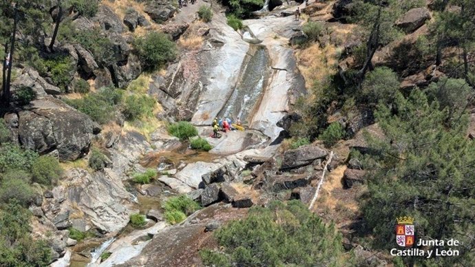 Rescatan a una joven herida tras caer 20 metros por un tobogán de piedra en las cascadas de Mombeltrán (Ávila)