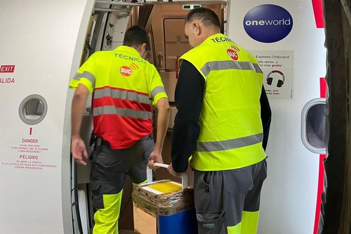 Momento en el que personal autorizado accede a un avión para realizar un traslado de órganos