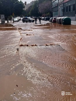 Cortado el tráfico en la avenida de la Aurora por rotura de tubería de agua y hundimiento de la calzada