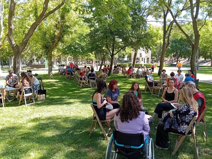 Participantes en la Biblioteca Humana que este sábado ha acogido el Kiosco de las Letras del Parque Grande José Antonio Labordeta de Zaragoza