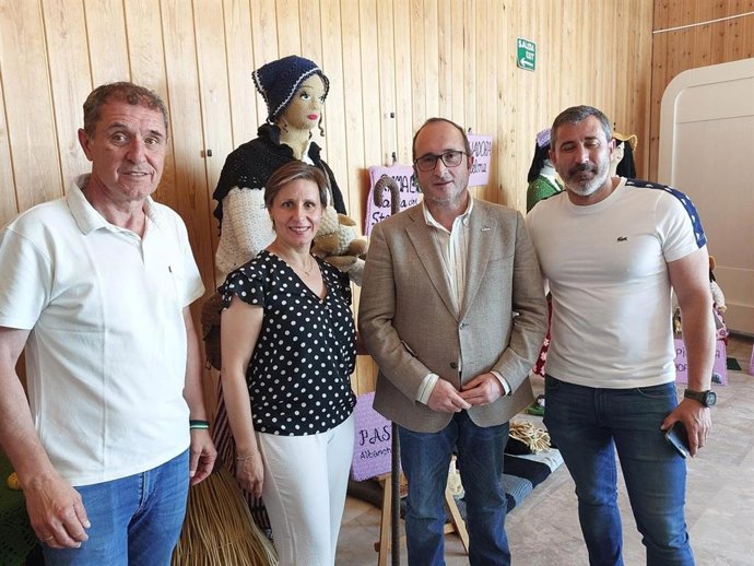 Foto de familia de representantes de la Diputación y de la Junta tras la inauguración de la VII Feria de la Trashumancia, Turismo y Costumbres de Santiago de la Espada.