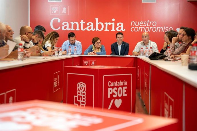 Reunión de Casares y los secretarios generales de las agrupaciones locales