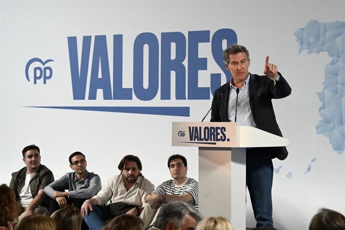 El presidente del PP, Alberto Núñez Feijóo, interviene durante un acto del PP en Bilbao, en el Palacio Euskalduna, a 7 de junio de 2025, en Bilbao