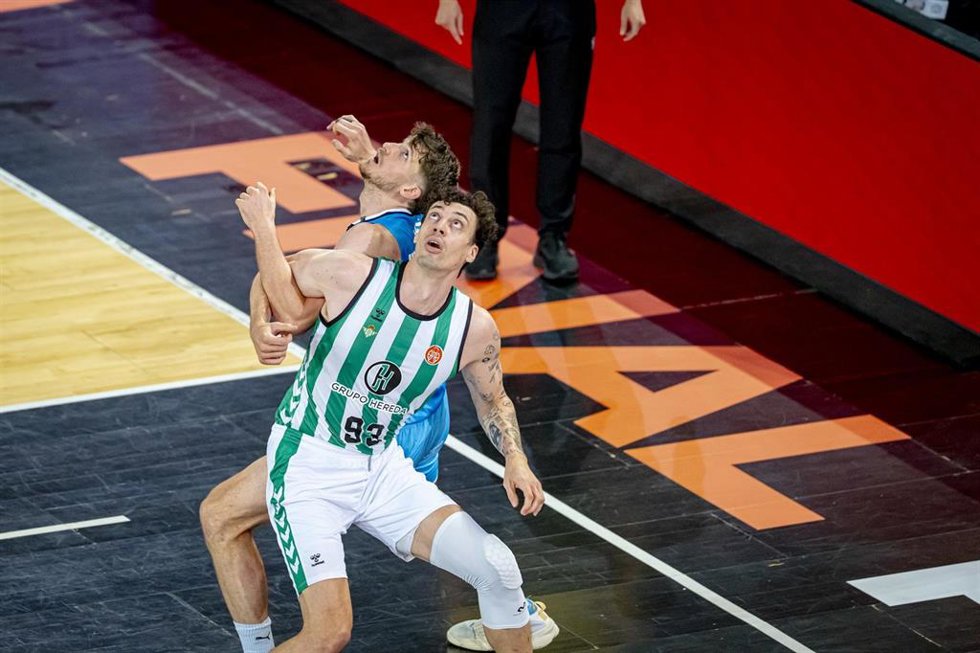Héctor Alderete (izq.) y Álex Suárez (dcha.), durante la Final Four 2025 de ascenso a la Liga Endesa.