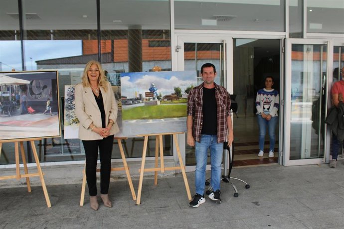 La Edil De Cultura, Junto A Óscar Herrán, Ganador Del Primer Premio. En La Otra, Junto A Los Cuatro Artistas Premiados.