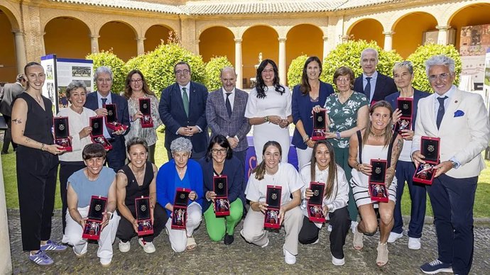 La RFEF celebra el encuentro institucional de la Copa de la Reina homenajeando a sus campeonas
