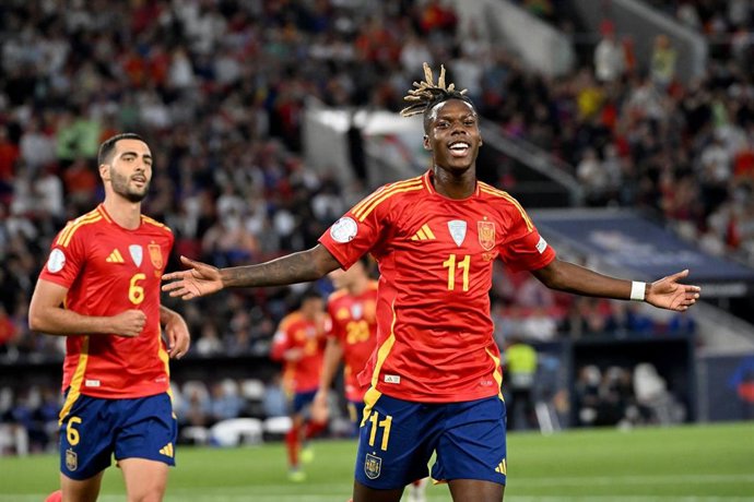 Nico Williams celebra un gol con la selección española en la Nations League.