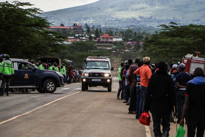 Archivo - April 30, 2024, Nakuru, Kenya: An ambulance carrying flood victims is driven past a crowd of people standing by the roadside. Search and rescue operations are ongoing following a flooding tragedy in Mai Mahiu in Nakuru, County. Over 50 people ha