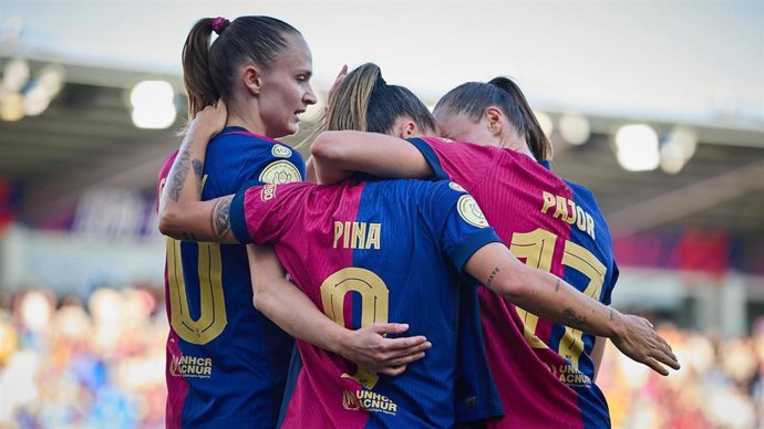 Las jugadoras del Barça Femení celebran un gol de Claudia Pina en la final de la Copa de la Reina contra el Atlético de Madrid, en El Alcoraz de Huesca
