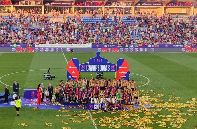 Celebración del Barça Femení como campeonas de la Copa de la Reina 2025, disputada en El Alcoraz de Huesca