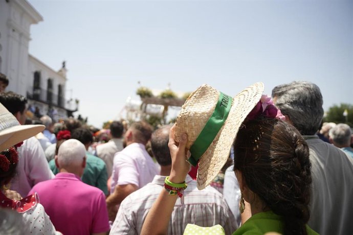 Simpecados de las hermandades del Rocío, junto a sus peregrinos, llegan al santuario de la Virgen en Almonte para la presentación de hermandades. 