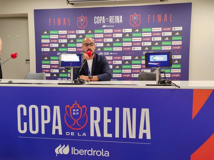 El entrenador del Atlético de Madrid Femenino, Víctor Martín, en rueda de prensa tras la final de la Copa de la Reina 2025 en Huesca