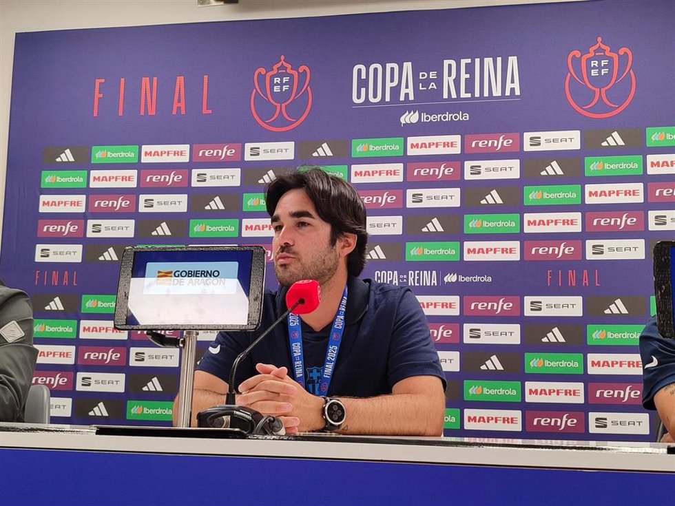 El entrenador del Bara Femení, Pere Romeu, en rueda de prensa tras ganar la Copa de la Reina 2025 en Huesca