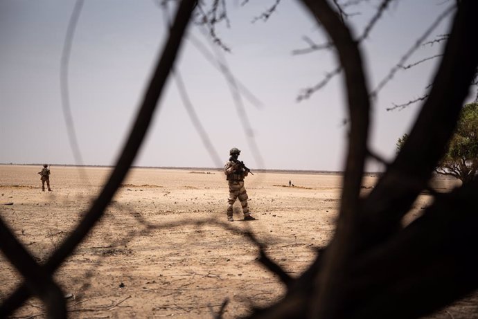 Archivo - April 14, 2022, Gao, Gao, Mali: French soldiers belonging to the desert sub-battlegroup nÂ°2 (SGTD2) of the Barkhane force watch the surroundings during a visit, on April 14, 2022, to a water tower in Gossi, financed by France within the framewo