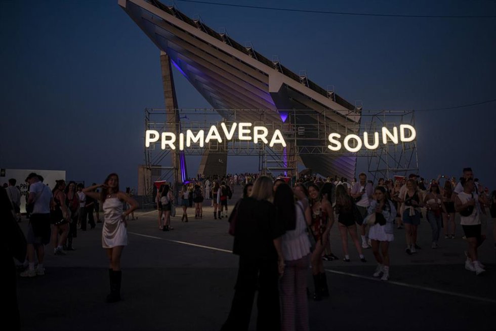 Decenas de personas durante el Primavera Sound, en el Parc del Frum, a 5 de junio de 2025, en Barcelona
