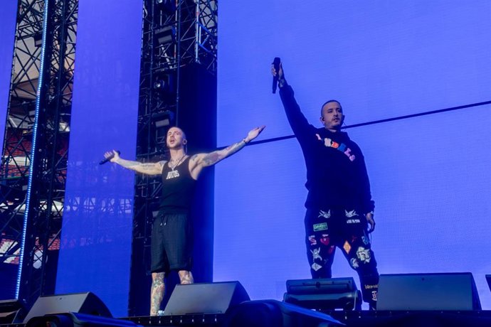 El dúo de rap Natos y Waor durante su concierto en el Riyadh Air Metropolitano, a 7 de junio de 2025, en Madrid (España).