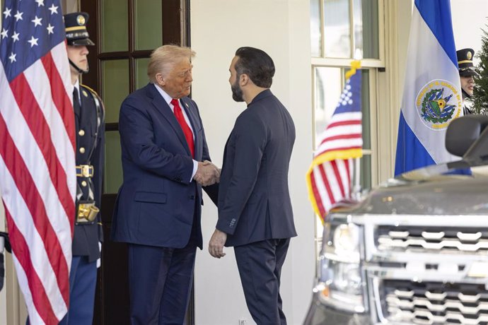 Archivo - April 14, 2025, Washington, Dc, United States: U.S President Donald Trump, left, welcomes Salvadorian President Nayib Bukele, right, to the West Wing Lobby entrance before a bilateral meeting at the White House, April 14, 2025 in Washington, D.C