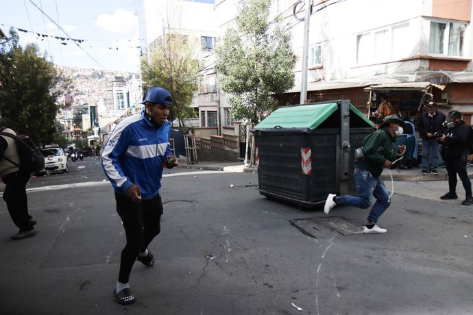 29 de maio de 2025, La Paz, La Paz, Bolívia: Apoiadores de Evo Morales entraram em confronto com a polícia boliviana perto do Supremo Tribunal Eleitoral, exigindo que o ex-presidente fosse autorizado a concorrer nas eleições presidenciais de agosto.