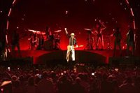 Leiva hace "la llamada" en Sevilla y llena de acordes el Icónica Santalucía Fest ante una multitud de espectadores