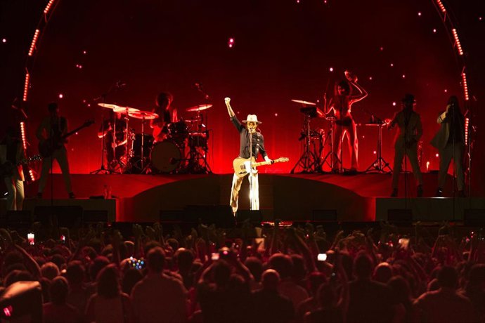 Leiva en su concierto sobre el escenario de Icónica Santalucía Fest.