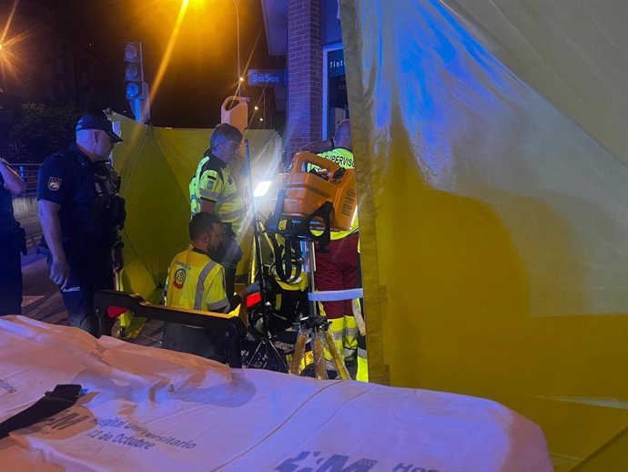 Intervención de los servicios de emergencias a un joven de 21 años herido por arma de fuego en Madrid.