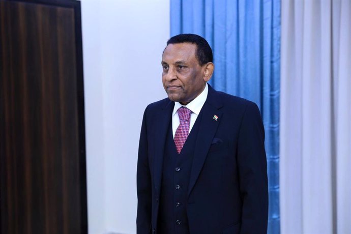 PORT SUDAN, June 1, 2025  -- Kamil Idris attends the swearing-in ceremony in Port Sudan, eastern Sudan, May 31, 2025. Kamil Idris was sworn in as Sudan's new prime minister on Saturday before Abdel Fattah al-Burhan, head of the country's ruling Transition