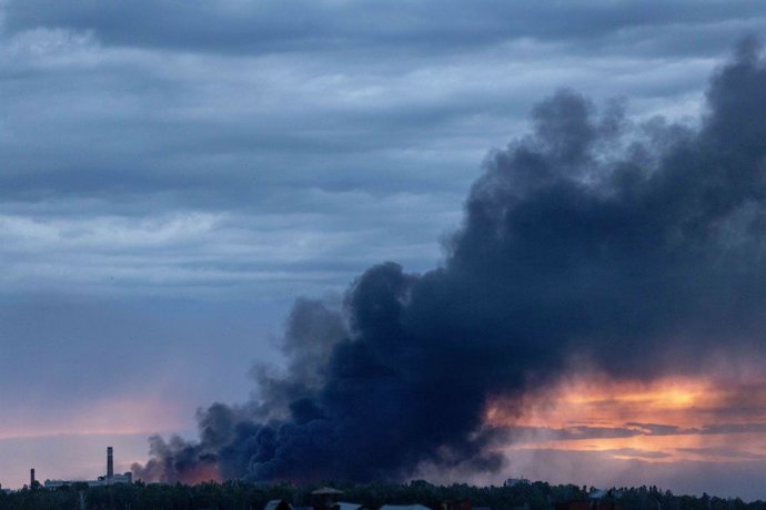 7 de junho de 2025, Kharkiv, Oblast de Kharkiv, Ucrânia: O fogo é visto entre as nuvens de fumaça de um ataque russo em 7 de junho de 2025. O prefeito de Kharkiv, Ihor Terekhov, disse à RBC-Ucrânia que pelo menos 11 pessoas ficaram feridas, incluindo um b