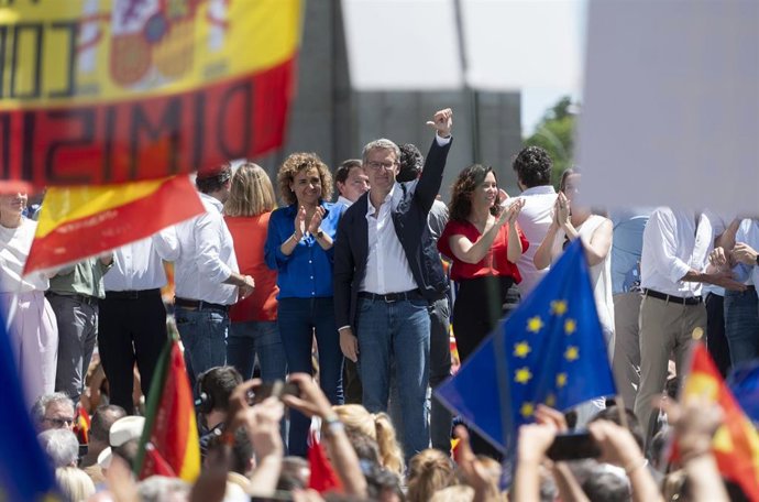 Archivo - El presidente del Partido Popular, Alberto Núñez Feijóo durante una manifestación del PP en la puerta de Alcalá, a 26 de mayo de 2024, en Madrid (España). 
