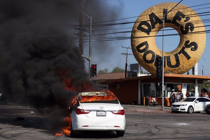 June 7, 2025, Paramount, California, USA: A car burns at the intersection of Alondra Bl and Atlantic Bl during a protest following an ICE raid in Paramount, California.