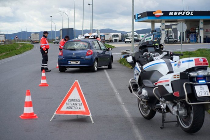 Archivo - Control en el nudo de Armiñón