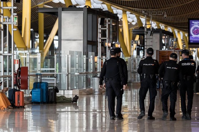 Varios agentes de la Policía Nacional en la T4 del Aeropuerto Adolfo Suárez-Madrid Barajas.