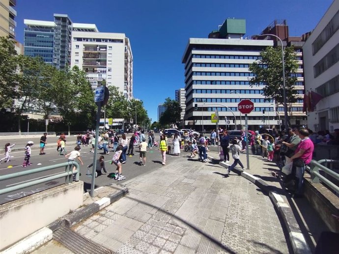 Actividad reivindicativa para reclamar la remodelación de la plaza de Ángel Carbajo.