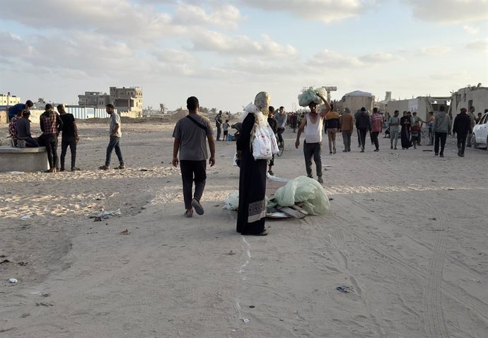 May 27, 2025, Rafah, Gaza Strip, Palestinian Territory: Palestinians seeking aid gather near an aid distribution site run by the U.S.-backed Gaza Humanitarian Foundation, in Rafah, in the southern Gaza Strip, May 27, 2025