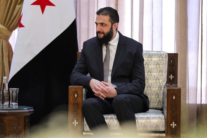 El presidente de Siria, Ahmed al Shara, durante una reunión en Damasco con el ministro de Exteriores de Arabia Saudí, Faisal bin Farhan al Saud, el 31 de mayo de 2025 (archivo)